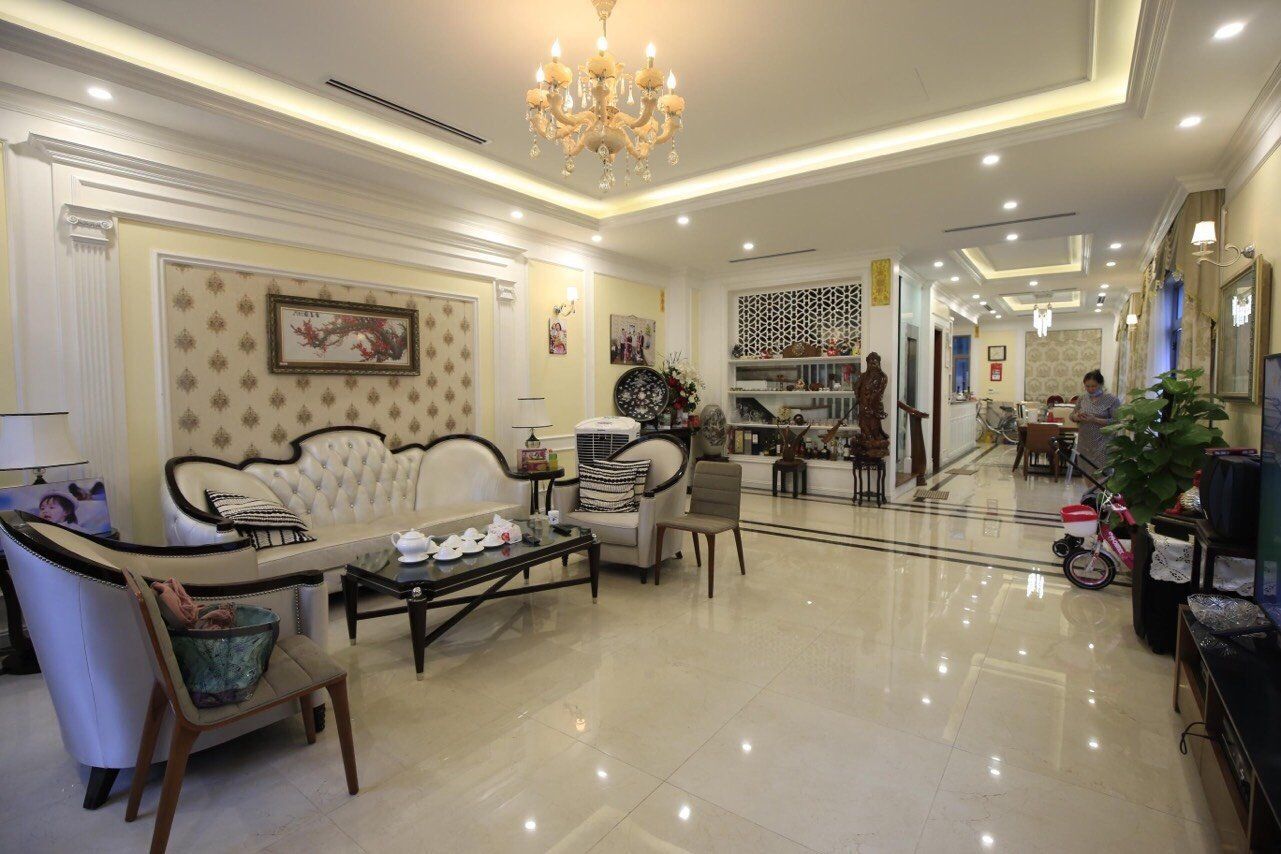 Biệt thự đẹp Vinhomes Riverside cho thuê DT 196m2/4PN view vườn hoa trước nhà. LH 0989734734